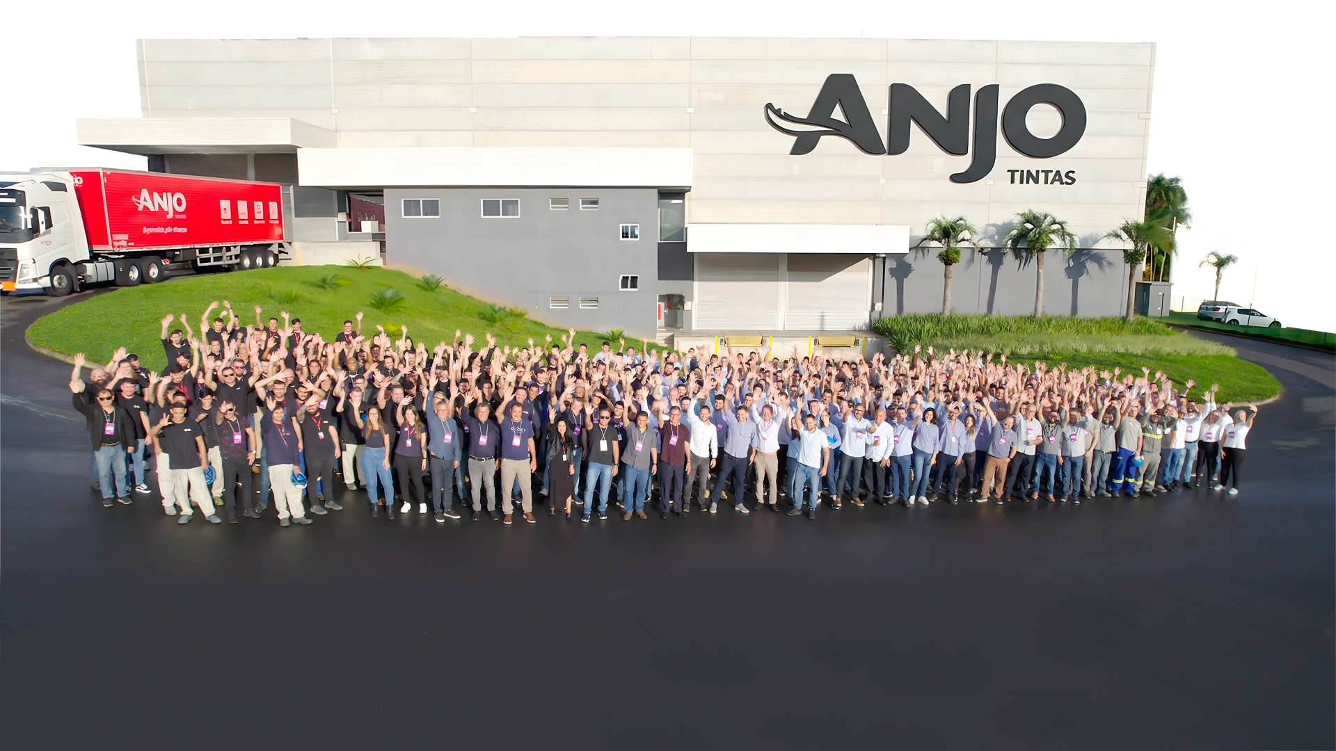 Equipe da Anjo Tintas em frente à fábrica